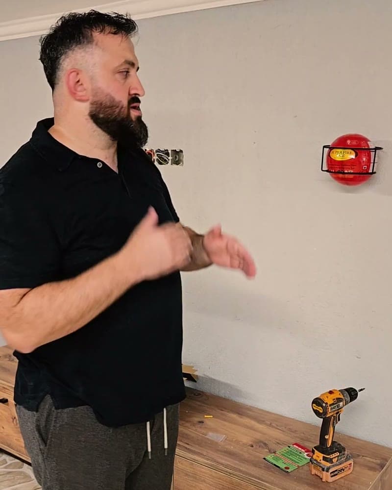 ORDEX-ის დამფუძნებელი კედელზე დამაგრებულ Super Fire Ball-თან